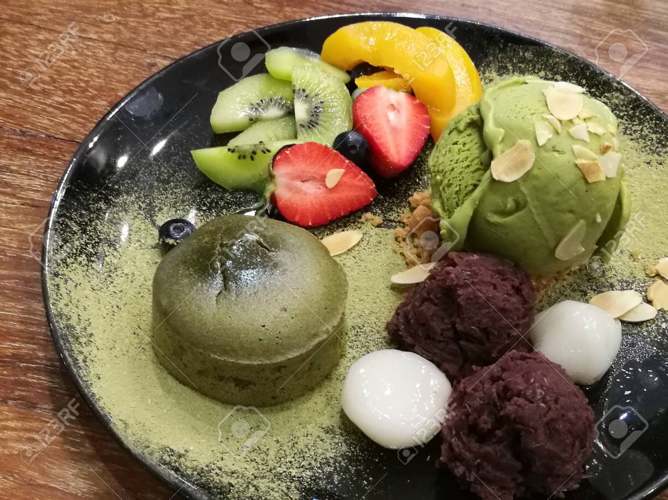 柔らかい歯ごたえの緑茶の溶岩ケーキと新鮮なイチゴ キウイ 桃 甘い小豆と抹茶アイス フォーカスにフォア グラウンドでぼかしの背景 の写真素材 画像素材 Image 柔らかい歯ごたえの緑茶の溶岩ケーキと新鮮なイチゴ キウイ 桃 甘い小豆と抹茶アイス フォーカスにフォア グラウンドでぼかしの背景 の写真素材 画像素材 Image