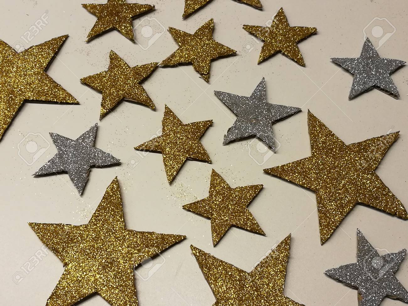 黄金銀きらびやかな星形クリスマスの飾り白い背景 星塵と金色銀色にキラキラ Web プリント ゴールド シルバー箔壁紙のテクスチャの休日光沢のある背景に分離 の写真素材 画像素材 Image