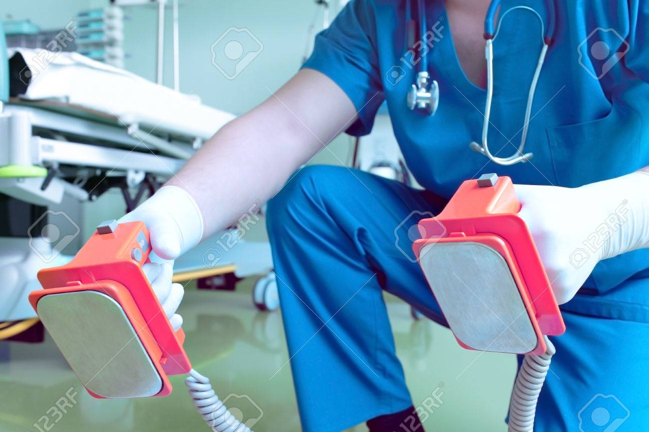 病院で電気ショックを除細動 の写真素材・画像素材. Image 22674442.