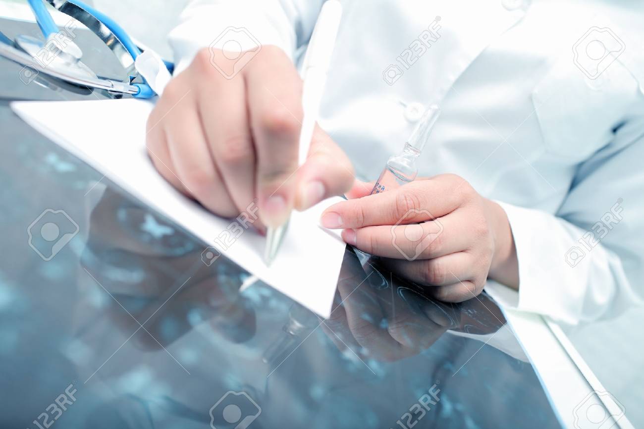 Doctor prescribes the drug to the patient. - 54221414 Doctor prescribes the drug to the patient. - 54221414