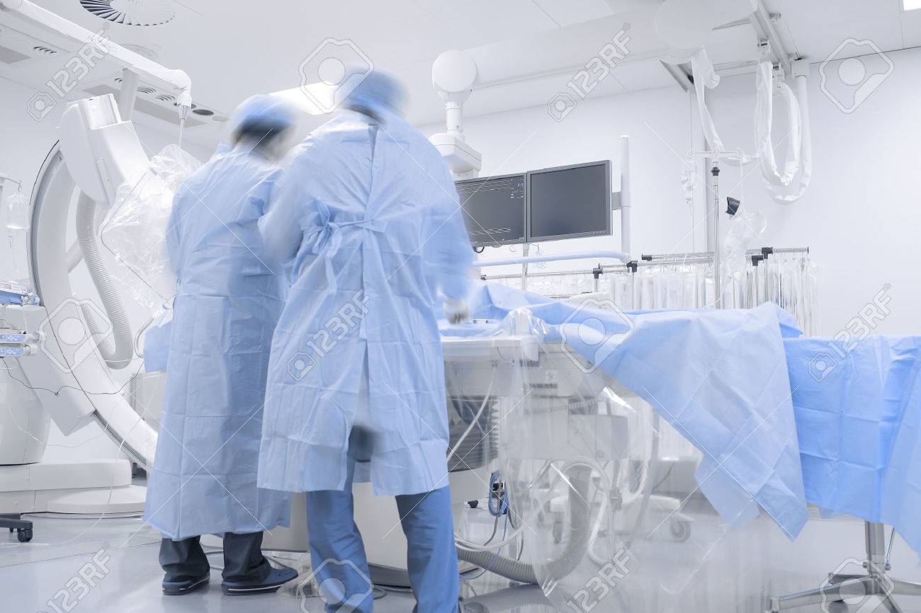Doctors working in hospital cathlab. - 61178484 Doctors working in hospital cathlab. - 61178484