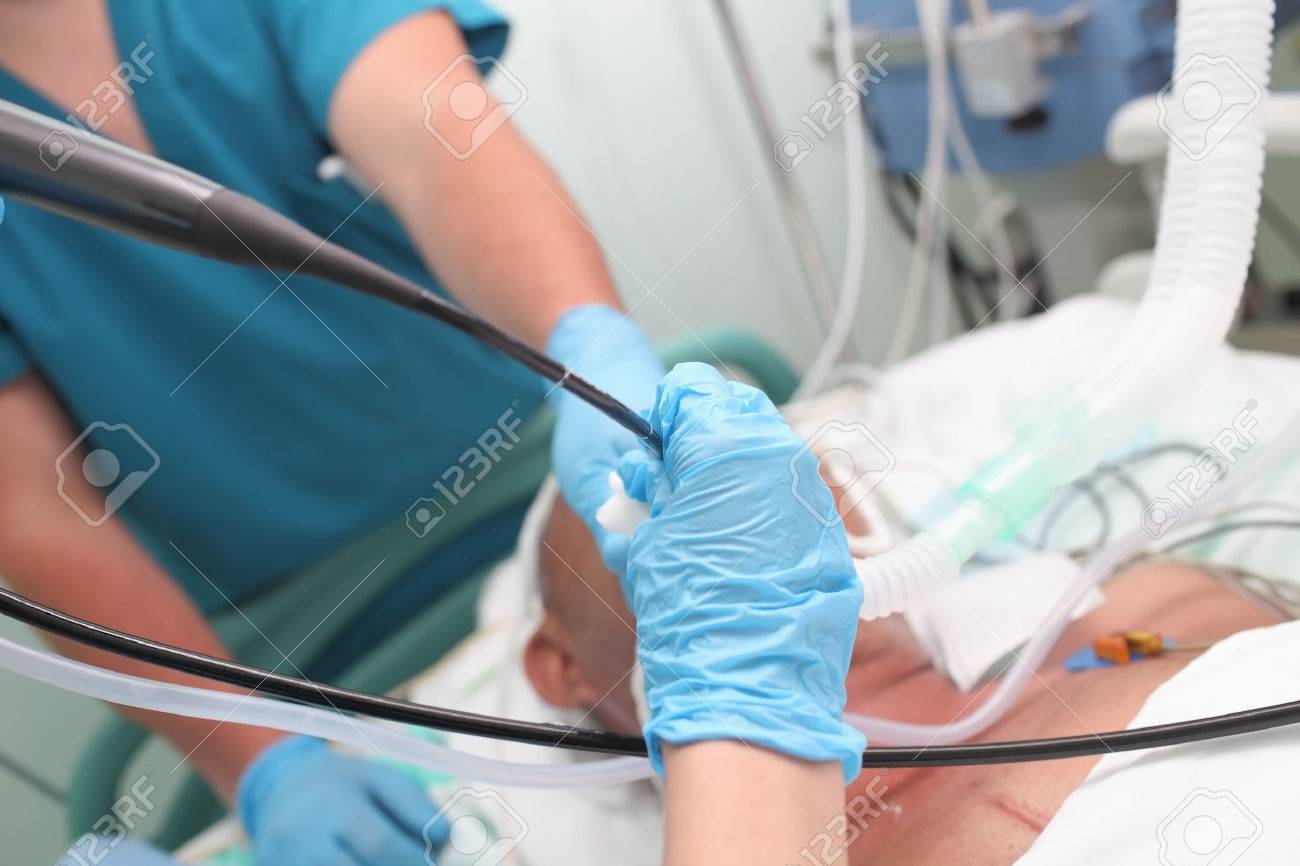 Bronchoscopy process in patients with severe lung disease who performed a group of doctors at the hospital. - 65859040 Bronchoscopy process in patients with severe lung disease who performed a group of doctors at the hospital. - 65859040