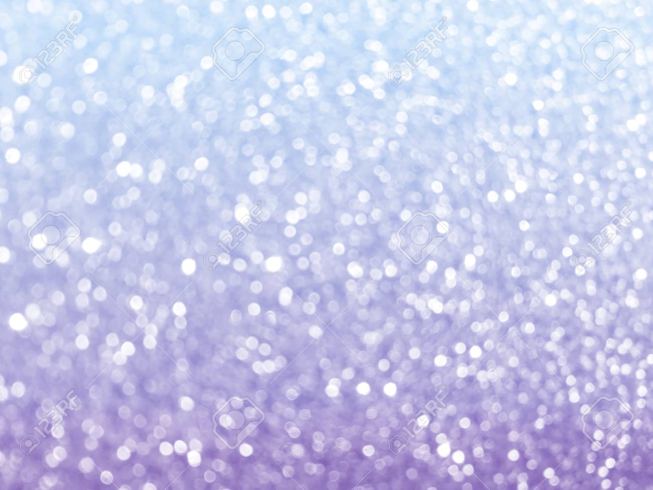 ホワイト ブルー パープル キラキラ クリスマス抽象的な背景のボケ味のテクスチャ の写真素材 画像素材 Image