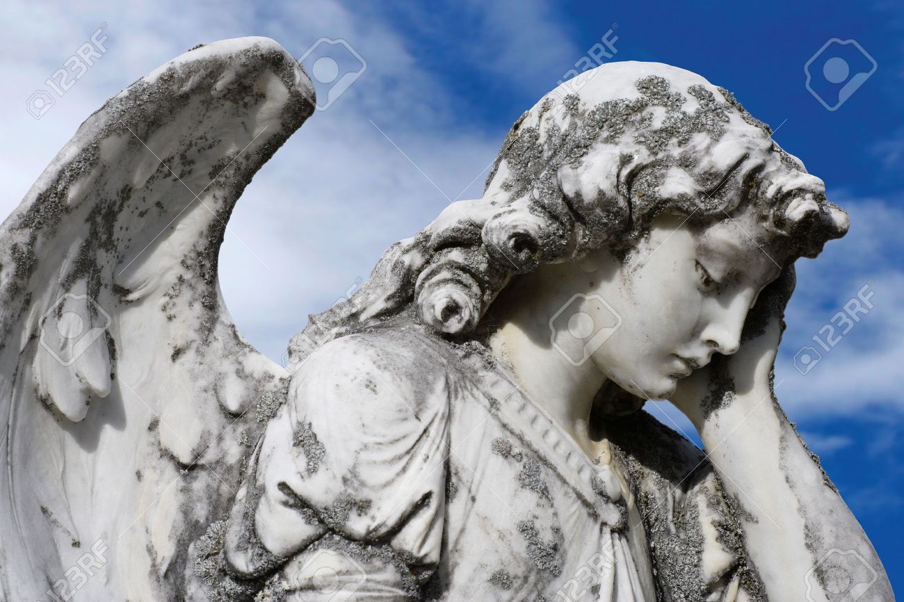 Immagini Stock Statua Di Un Angelo Triste Scultura E Stata In Cima Ad Una Sepoltura Del 1800 Image 490174