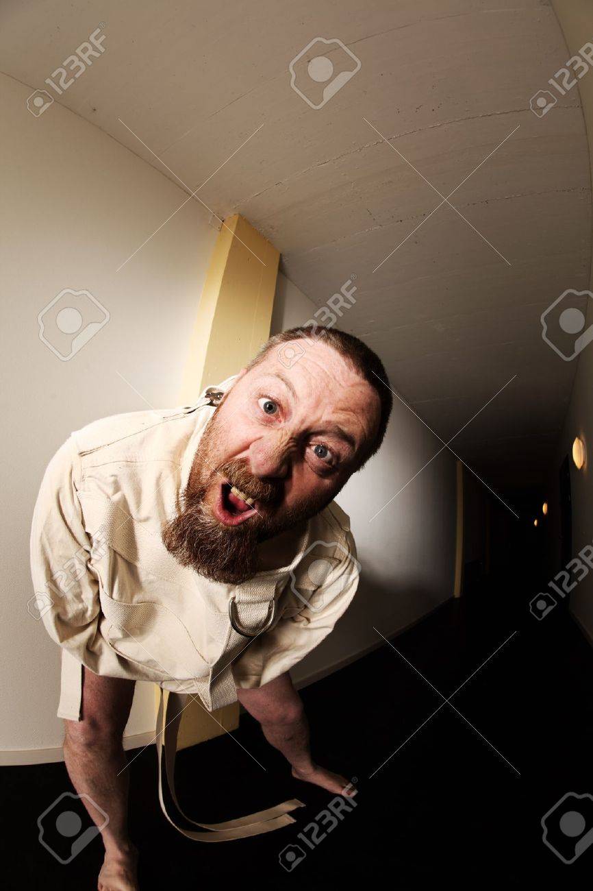 彼の 40 代 アサイラムの廊下でがんじがらめの立っている身に着けている非常識な男の写真 魚眼レンズで撮影しました の写真素材 画像素材 Image