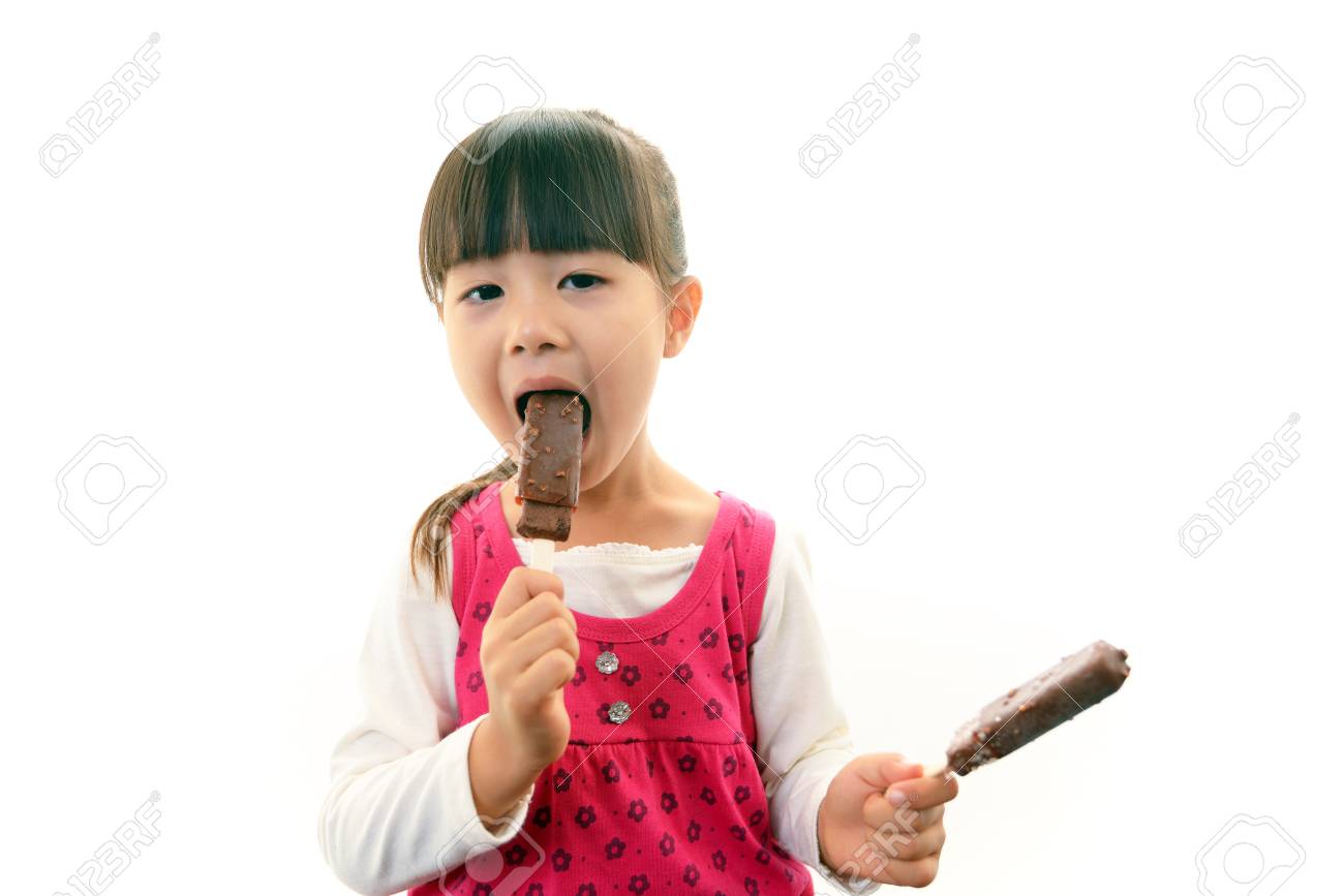 お菓子を食べている女の子 の写真素材 画像素材 Image