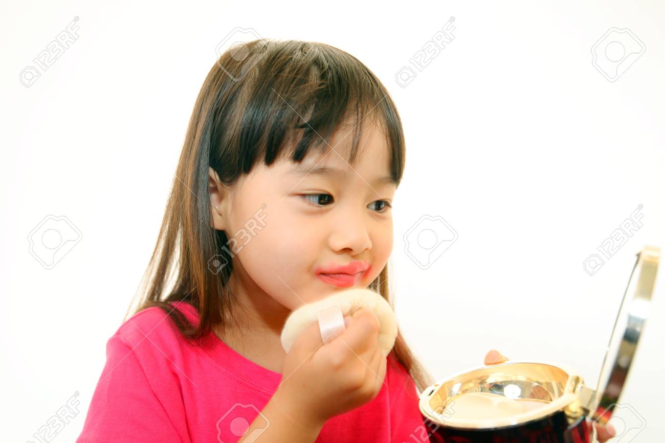 メイクをしている女の子 の写真素材 画像素材 Image