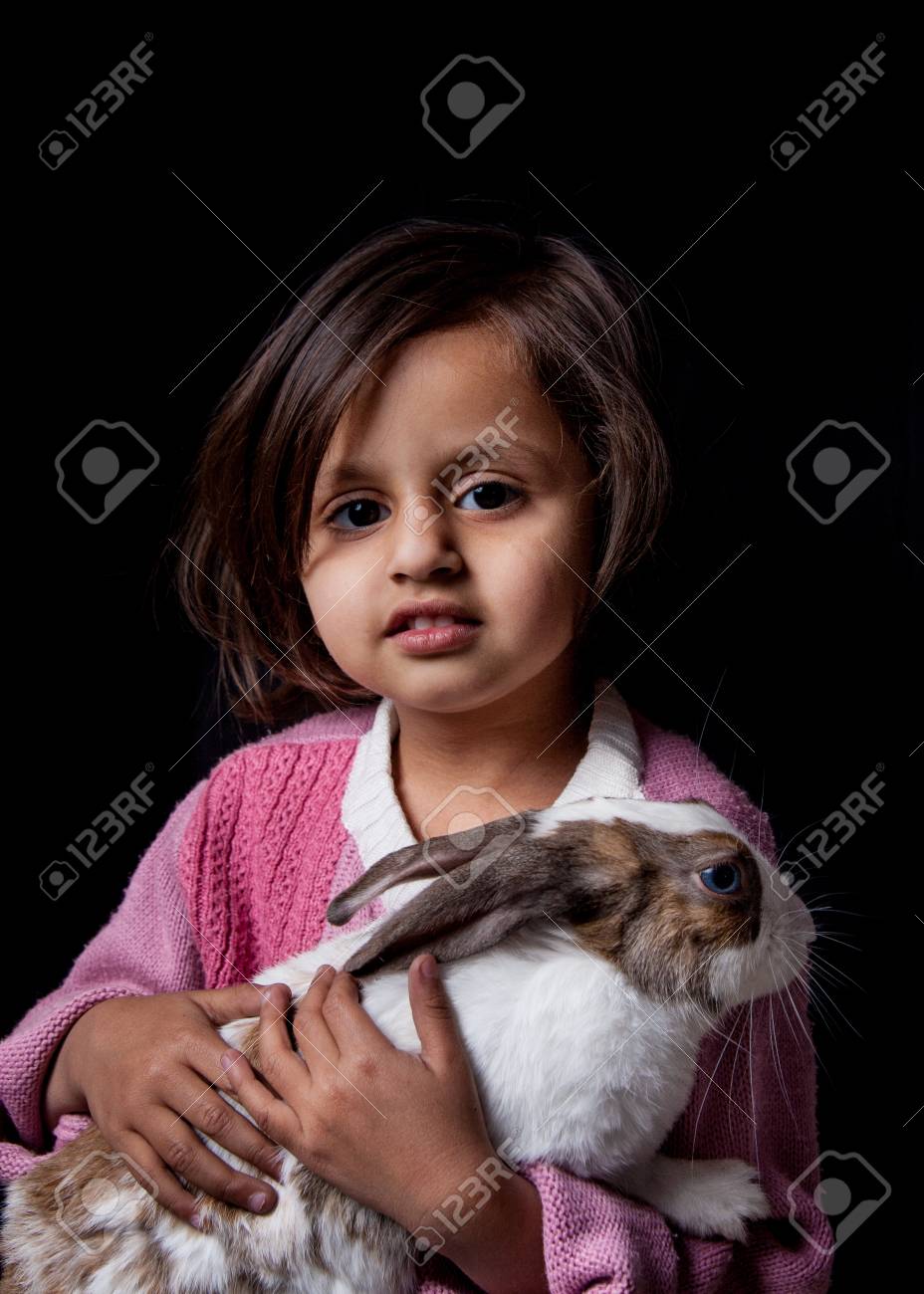 ペットウサギを抱いているかわいい女の子 の写真素材 画像素材 Image