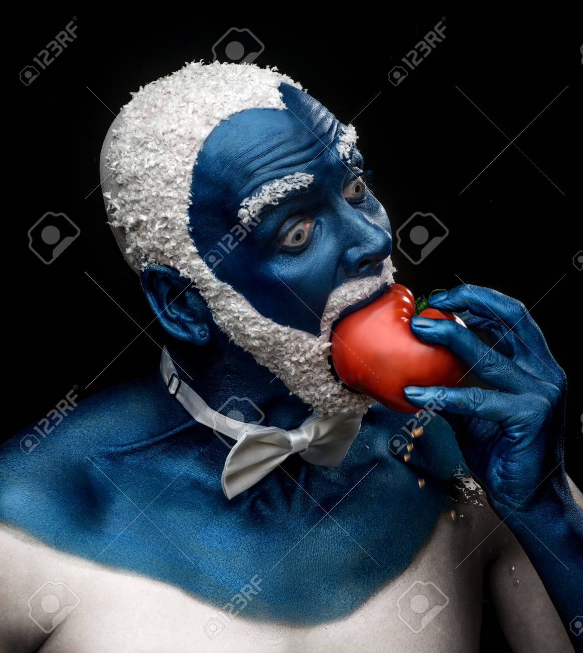 雪に覆われた髪と髭黒の背景にトマトを食べることでブルーの色で描かれた男 の写真素材 画像素材 Image 雪に覆われた髪と髭黒の背景にトマトを食べることでブルーの色で描かれた男 の写真素材 画像素材 Image