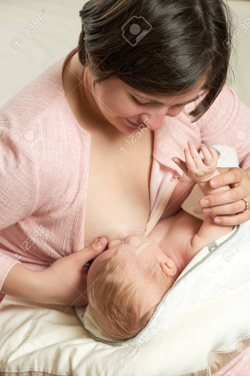 金髪　母乳 生後2ヶ月の金髪の男の子は母乳を飲んでいますの写真素材・画像素材 Image 103390997