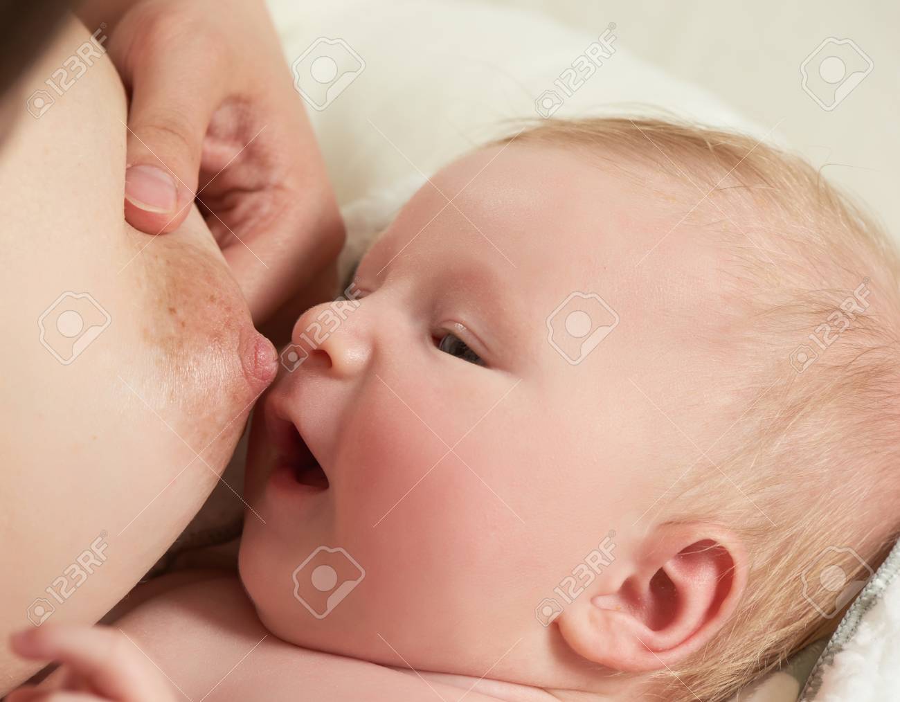 金髪　母乳 