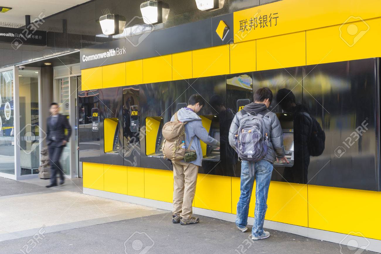 メルボルン オーストラリア 15 年 9 月 4 日 2 人の間の銀行の外を歩く男性メルボルンでオーストラリア コモンウェルス銀行以外の Atm を使用して観 の写真素材 画像素材 Image