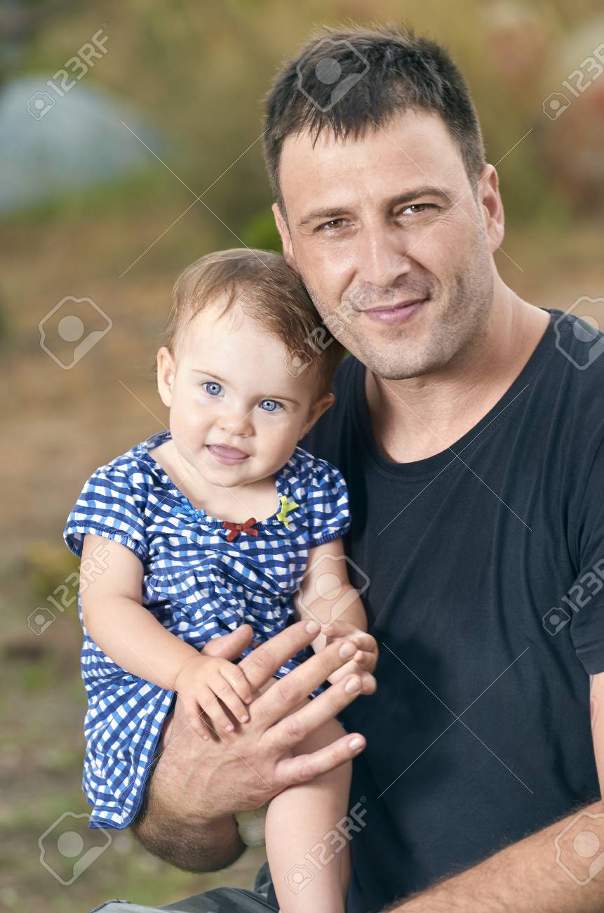 Pere Tient Son Beau Bebe Aux Yeux Bleus Pere Et Fille Jouant En Plein Air Banque D Images Et Photos Libres De Droits Image