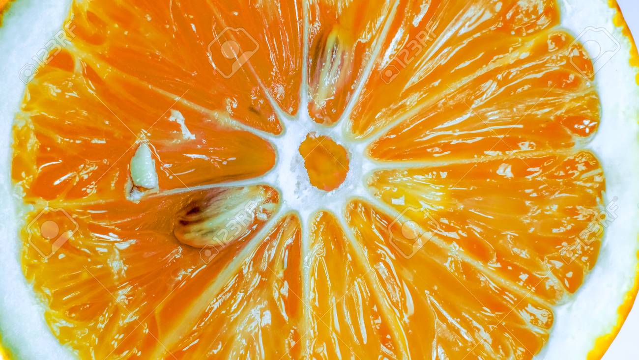 センター 皮膚や内部にいくつかの小さな象牙種に斜めの白い線に白い円で有機甘いレモン黄色スライスのクローズ アップ 新鮮なレモン小葉のテクスチャ の写真素材 画像素材 Image