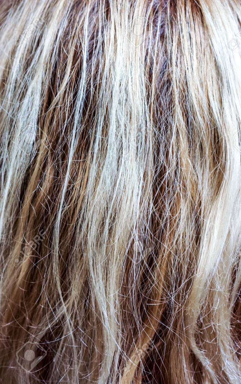 多くの自然な金髪縦カール 本物の女性の髪の質感 髪の毛横糸 絹のようなボリュームで乾いた髪 実際にヨーロッパの人間の毛髪の壁紙のテクスチャです 茶色ブロンド ブロンドと黒 の写真素材 画像素材 Image