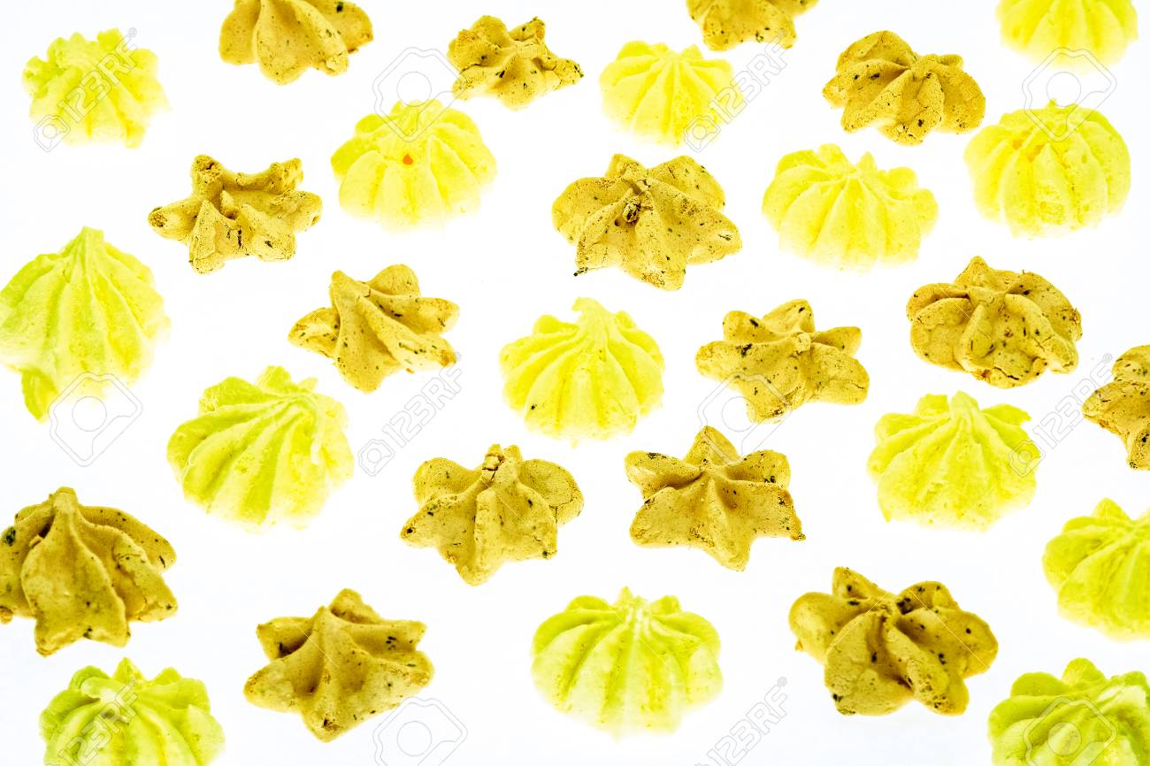 白地のカラフルなメレンゲ 多くの甘いゼファーズの背景をパターンします トレンディな平面図デザート イメージ ベーカリー製品平面図です カラフルなクッキーの背景 星し メレンゲの花のレイ 1 つずつ の写真素材 画像素材 Image