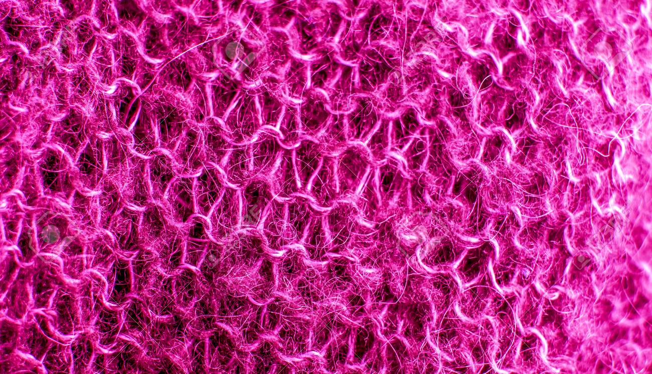 クリムゾン ピンク暖かいウール ニット空中ループと編み物の明確に識別パターン テクスチャ カラフルなニット生地背景をクローズ アップ 暖かいウール マフラー セーター服 の写真素材 画像素材 Image