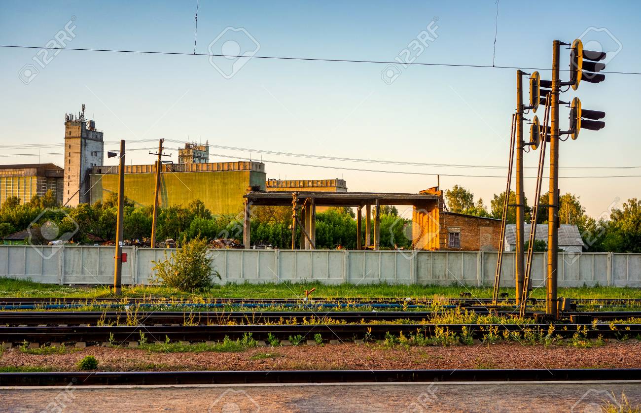Estrada De Ferro Velha Do Pais Contra O Ceu Bonito No Por Do Sol Paisagem Industrial Com Estacao Ferroviaria Ceu Azul Colorido Arvores E Grama Luz Solar Amarela Juncao Ferroviaria Industria Pesada