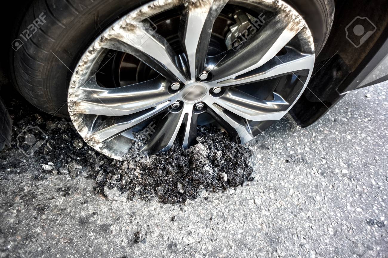 シルバーの高級車のホイール車がクラッシュした後の道路のアスファルトの中 車がクラッシュした後破損車両の丸クローズ アップ の写真素材 画像素材 Image
