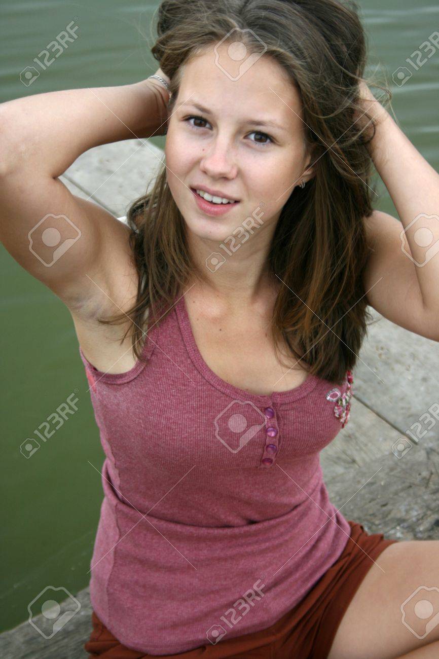 Mädchen deben dem Ufer Mädchen deben dem Ufer