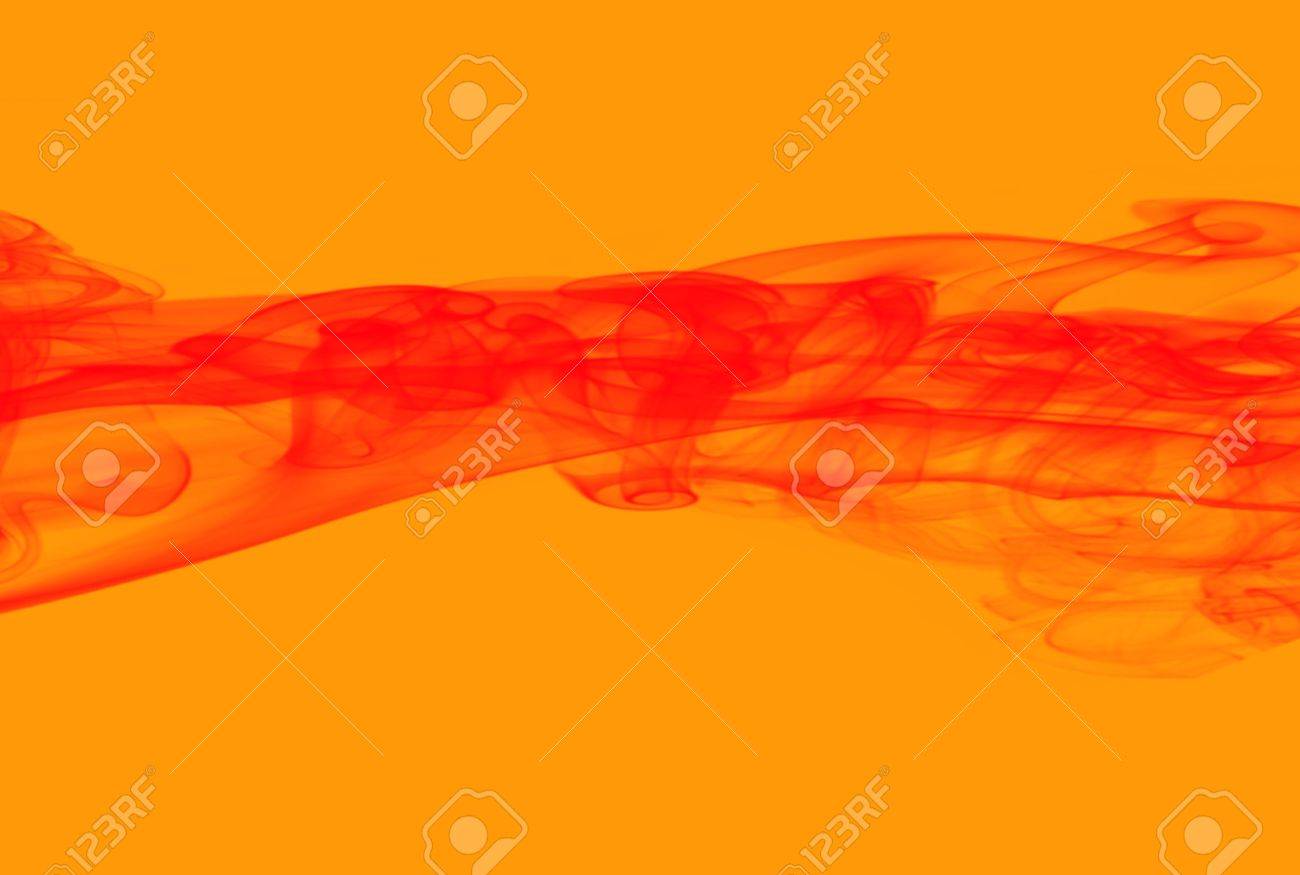 オレンジ色の背景壁紙の上の赤い煙パフします の写真素材 画像素材 Image