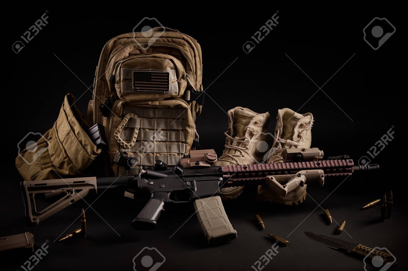 Militarische Tapete Mit Einem Sturmgewehr Auf Einem Schwarzen Hintergrund Lizenzfreie Fotos Bilder Und Stock Fotografie Image 93268349