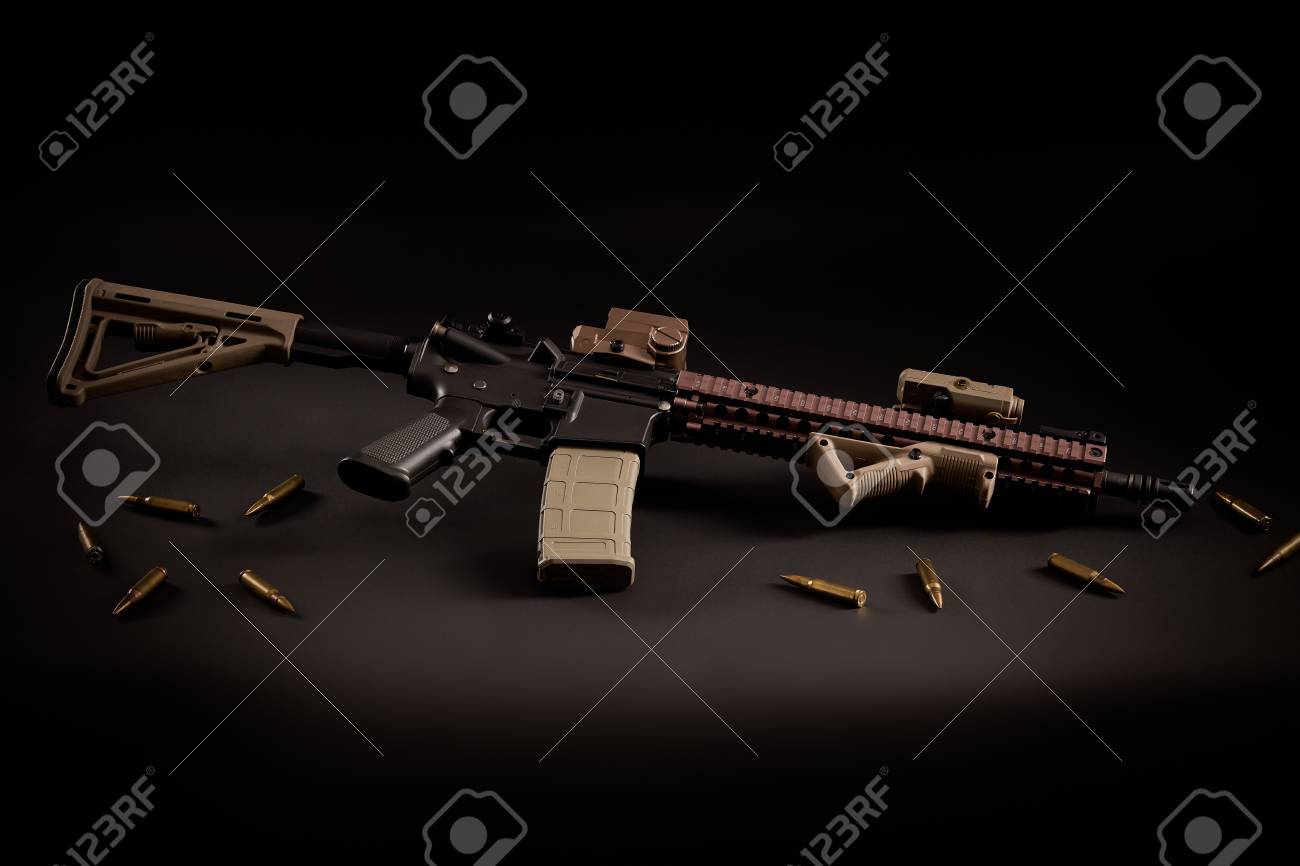 Militarische Tapete Mit Einem Sturmgewehr Auf Einem Schwarzen Hintergrund Lizenzfreie Fotos Bilder Und Stock Fotografie Image 93252476