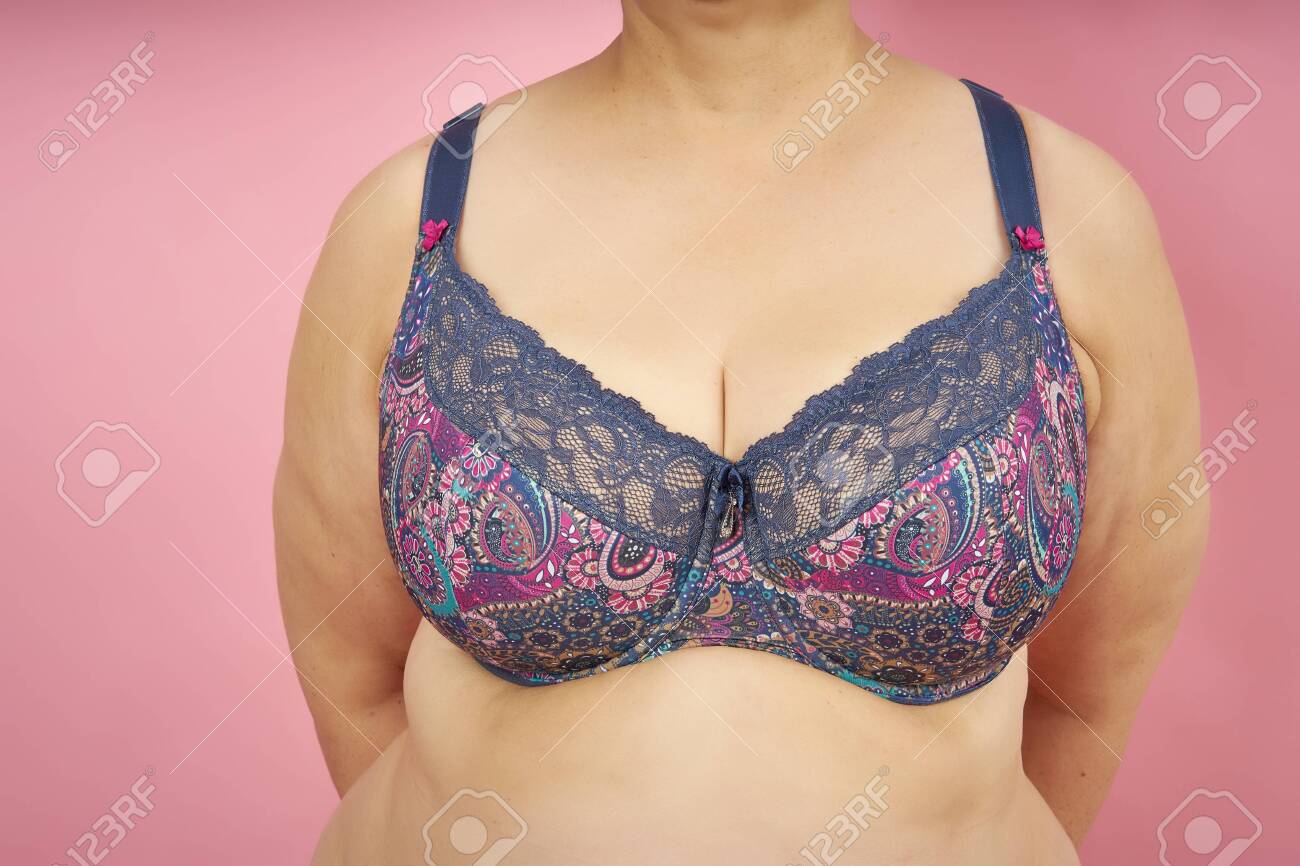 Femme Âgée Aux Gros Seins Abondants En Soutien-gorge Sur Fond Corail Banque  DImages et Photos Libres De Droits. Image 119890242
