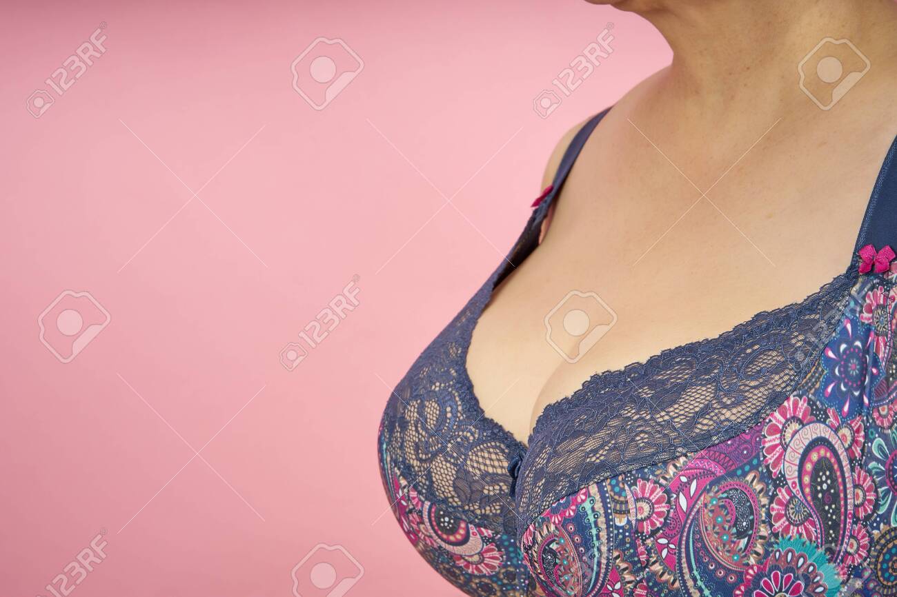 Femme Âgée Aux Gros Seins Abondants En Soutien-gorge Foncé Sur Fond Corail  Banque DImages et Photos Libres De Droits. Image 119456991