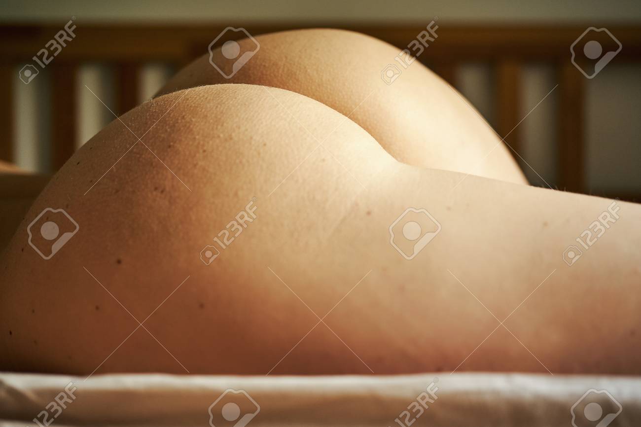Gros Plan Sur De Belles Fesses De Jeune Femme Nue Allongée Sur Le Lit  Banque DImages et Photos Libres De Droits. Image 124578542