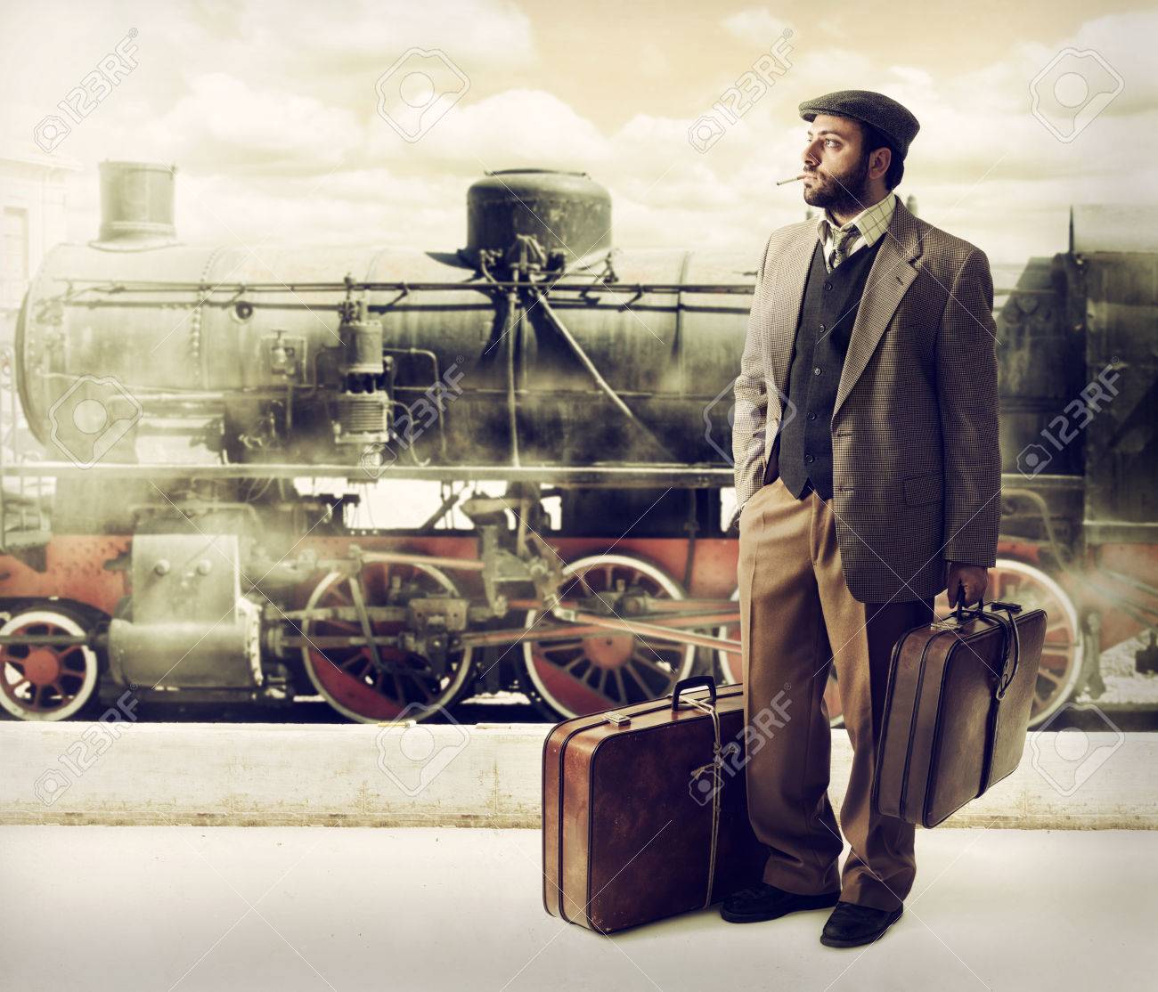 Emigrant A La Estación De Tren Con Maletas De Cartón Fotos, Retratos, Imágenes Fotografía De Archivo Libres De Derecho. Image 24187548.