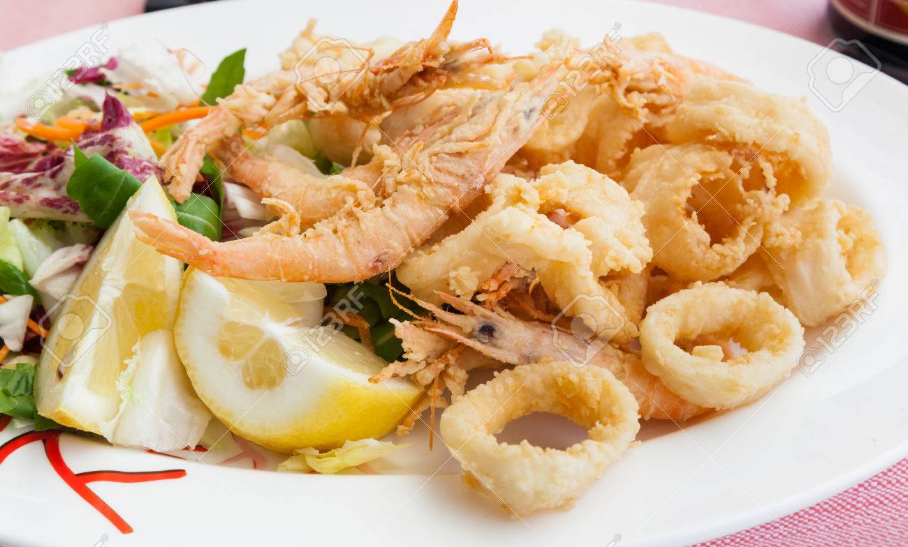 Fried shrimp and squid with lemon, italian food. - 34664441 Fried shrimp and squid with lemon, italian food. - 34664441