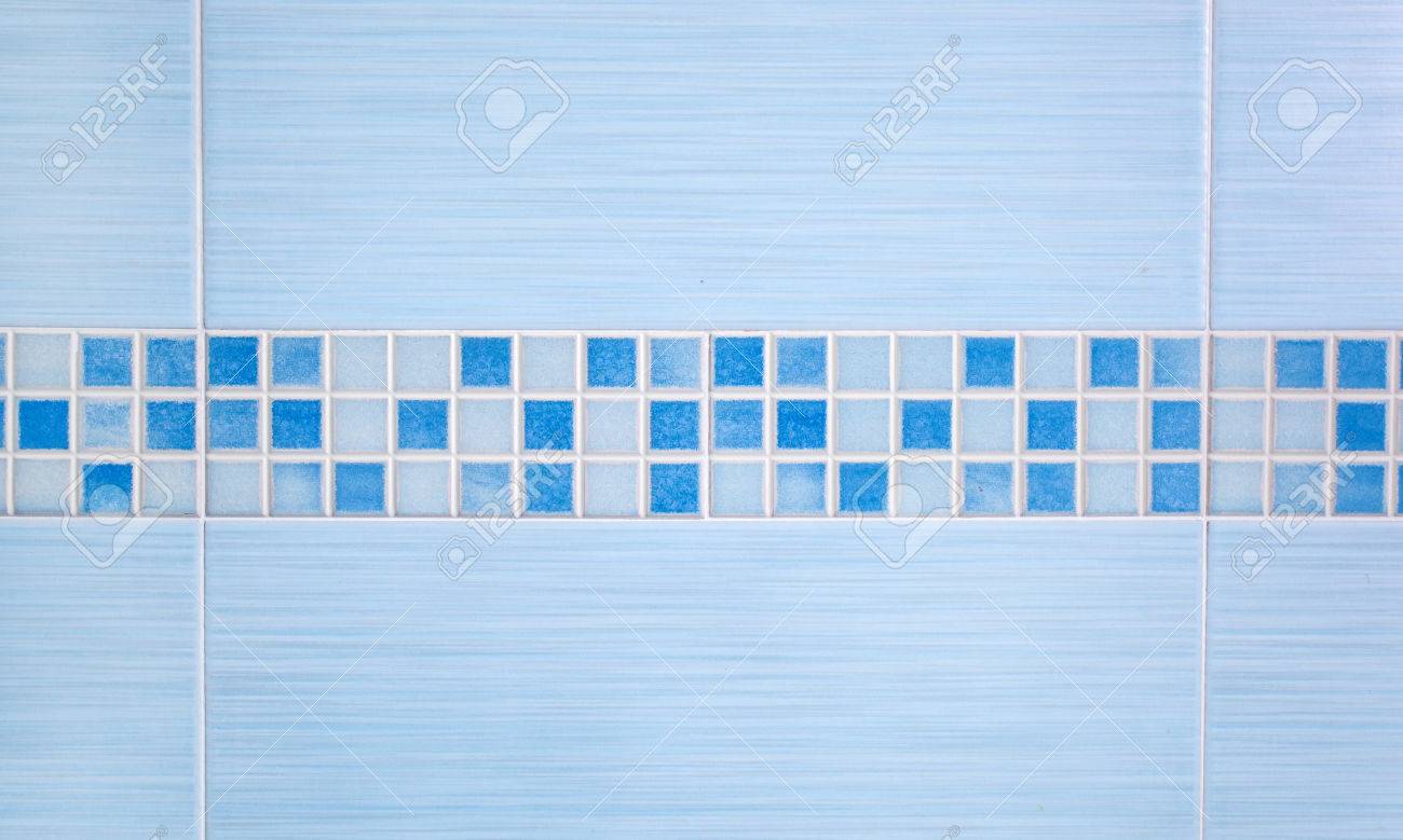 piastrelle blu con mosaico fila montati sul muro del bagno foto ... - Blu Piastrelle Del Bagno Mosaico piastrelle blu con mosaico fila montati sul muro del bagno foto ... - Blu Piastrelle Del Bagno Mosaico