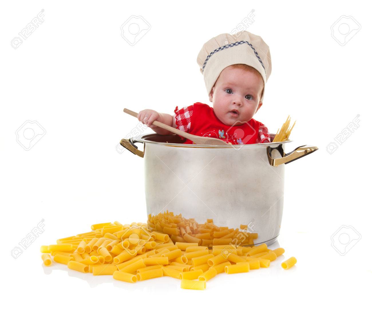 Cocinero Del Bebe Lindo En Una Enorme Olla Con La Pasta En El Fondo Blanco Fotos Retratos Imagenes Y Fotografia De Archivo Libres De Derecho Image