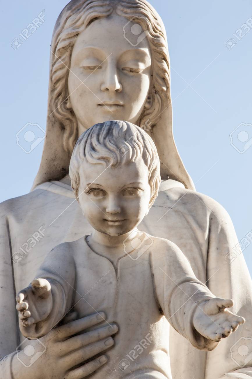 Statue De La Sainte Vierge Marie Mere De L Enfant Jesus Sur Le Ciel Bleu Banque D Images Et Photos Libres De Droits Image
