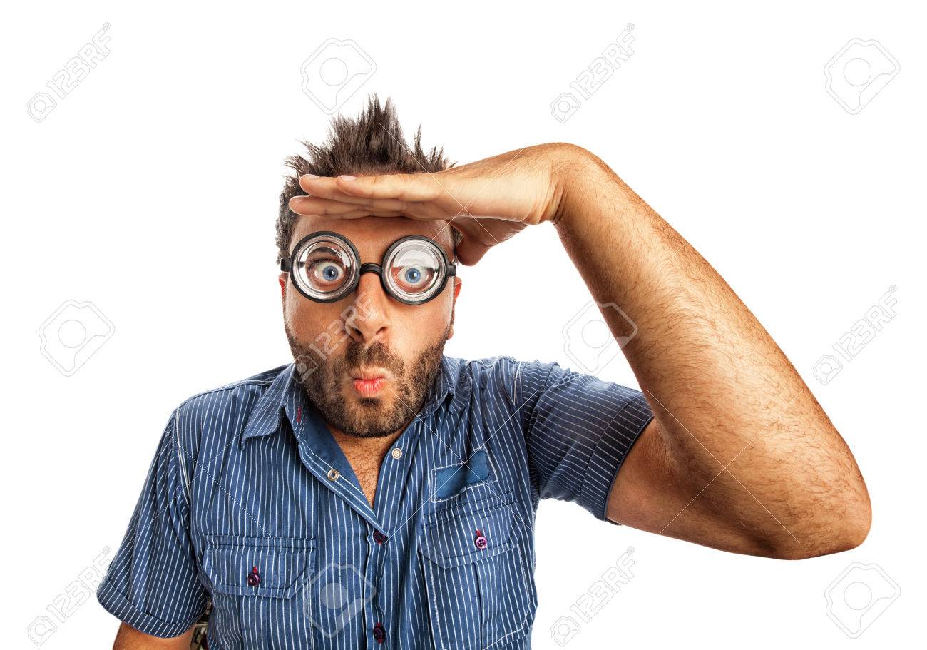 面白い表現と白い背景の遠く離れている分厚い眼鏡の男 の写真素材 画像素材 Image