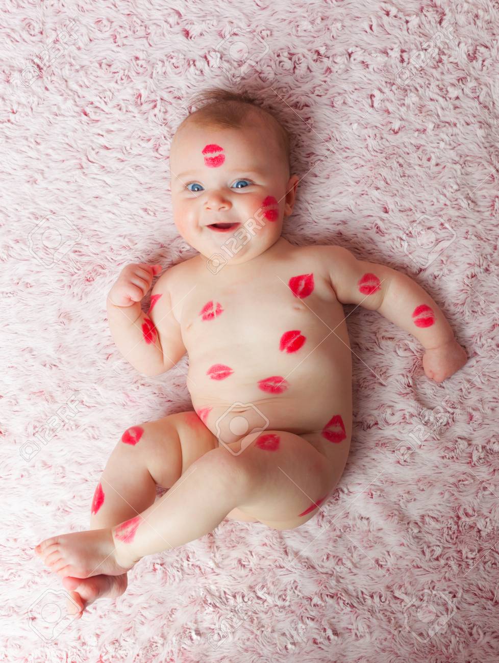Nouveau Ne Bebe Sur La Couverture Remplie De Doux Baisers Faites Avec Le Rouge A Levres Banque D Images Et Photos Libres De Droits Image