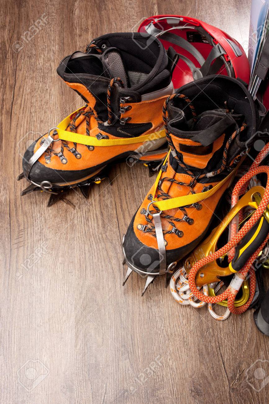 バックパックや靴のバックパッカー の写真素材 画像素材 Image