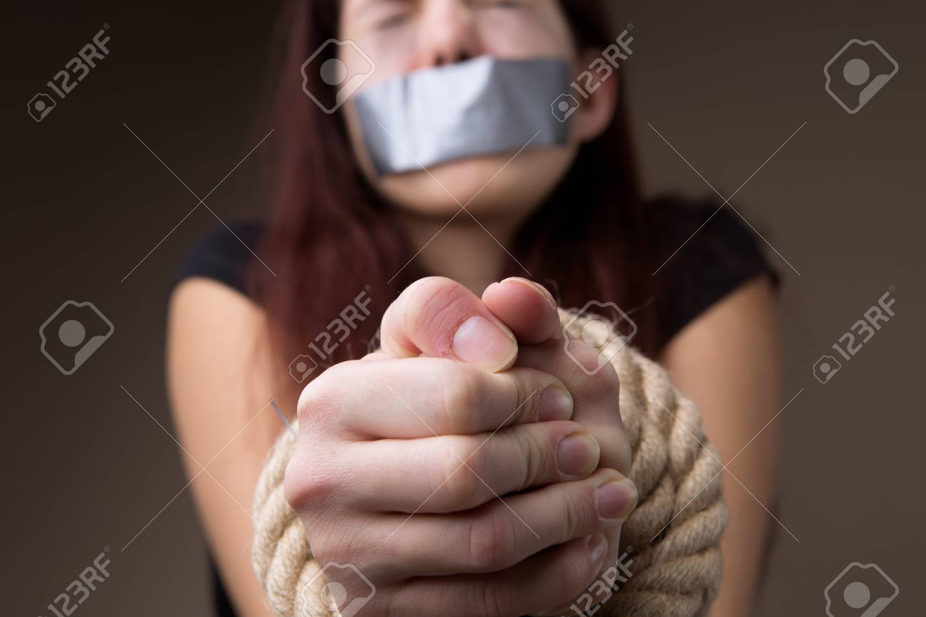 Mädchen Geknebelt Und Gefesselten Händen Lizenzfreie Fotos, Bilder und  Stock Fotografie. Image 69914300.