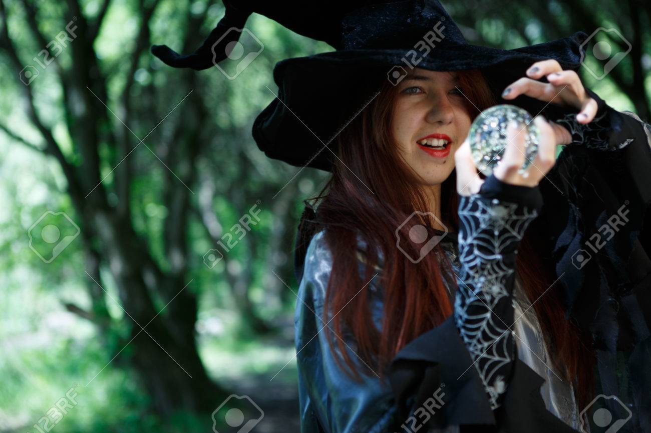 マントの魔女の写真 の写真素材 画像素材 Image