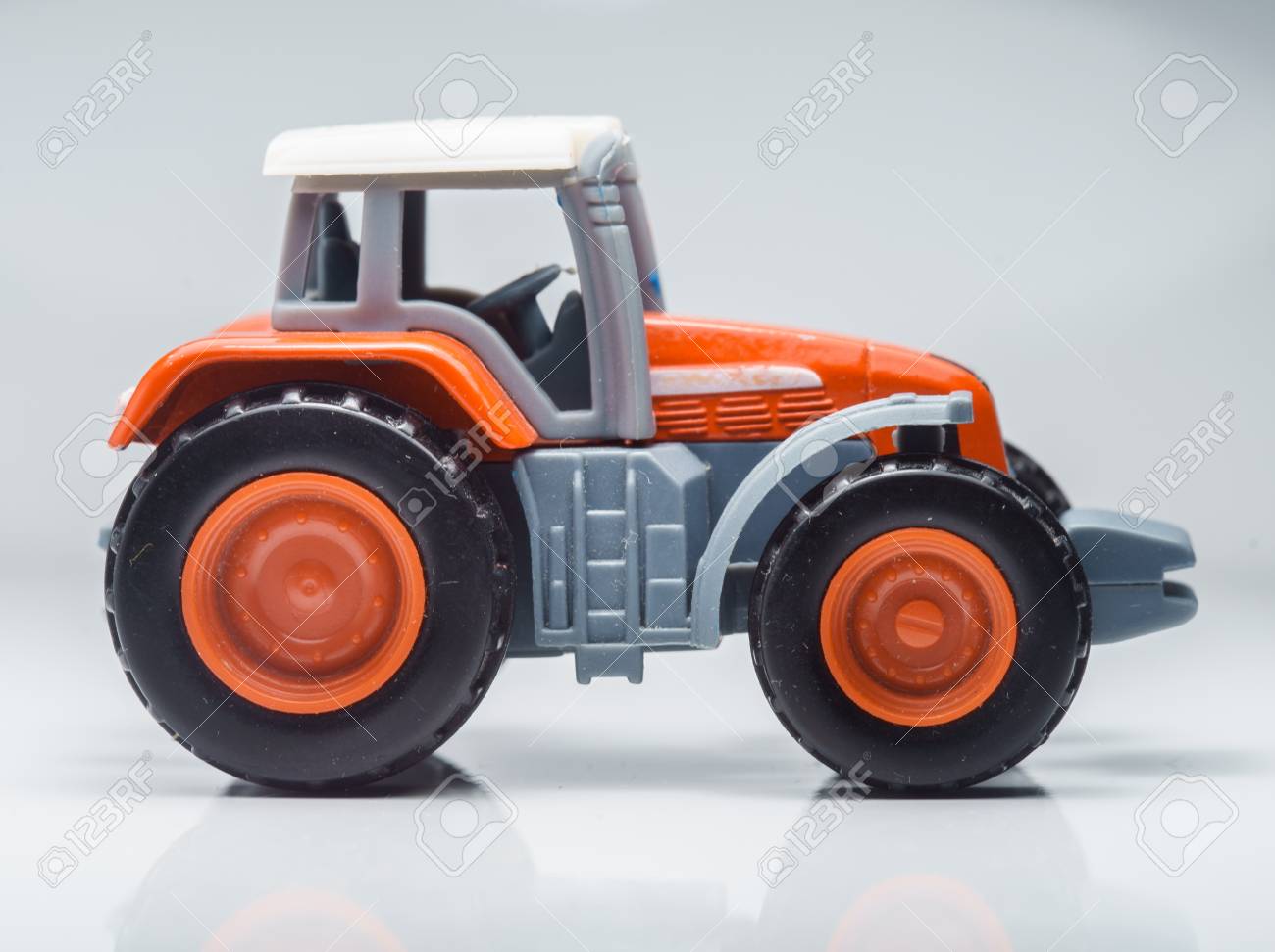 tractor juguete pequeño