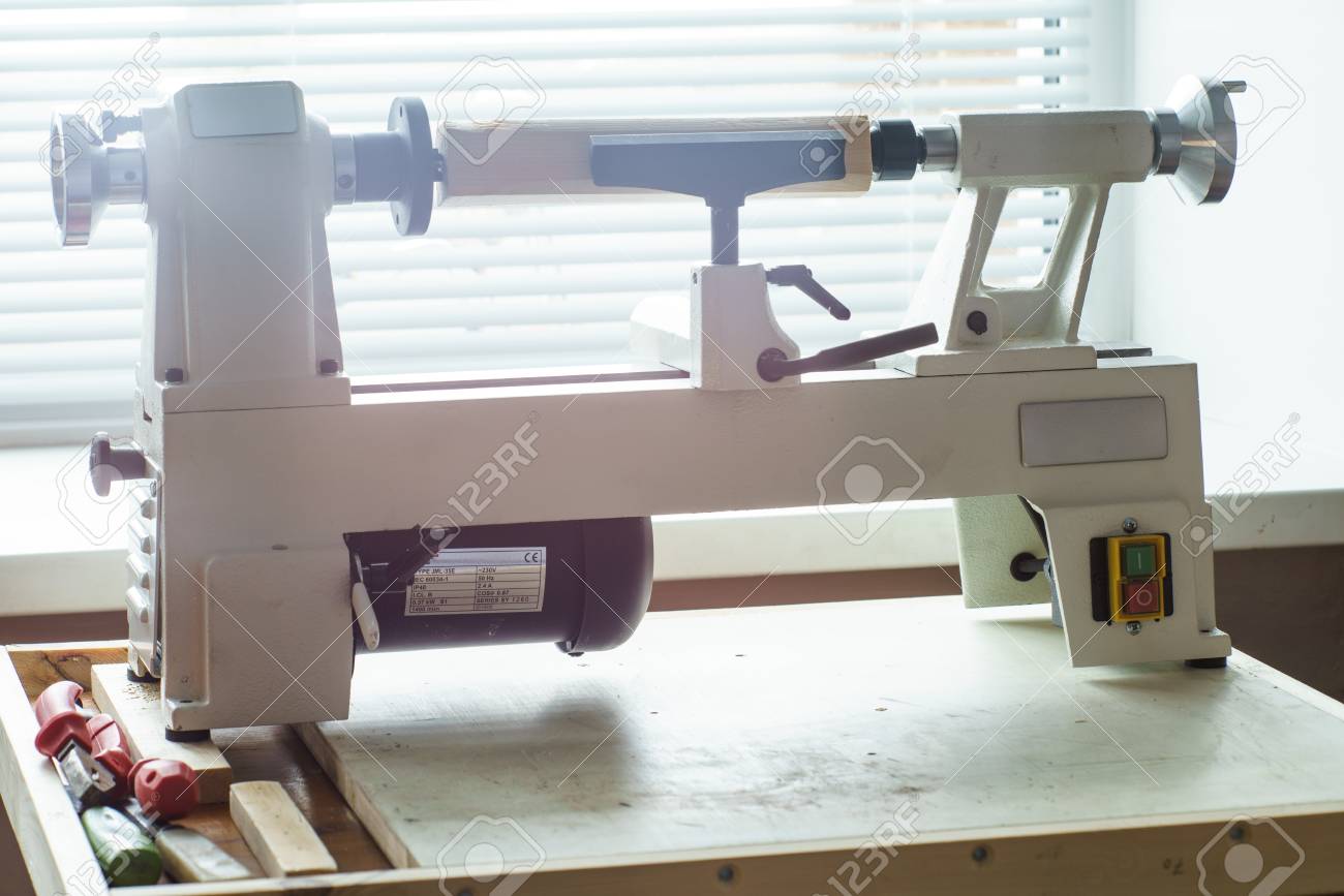 Máquinas Para Trabajar La Madera, Carpintería Detalle Mini Torno De Primer Plano, Herramientas De Virutas De Madera, Maquinaria Para La Madera, Carpintería Torno En Un Taller De Carpintería, Madera Tanto En