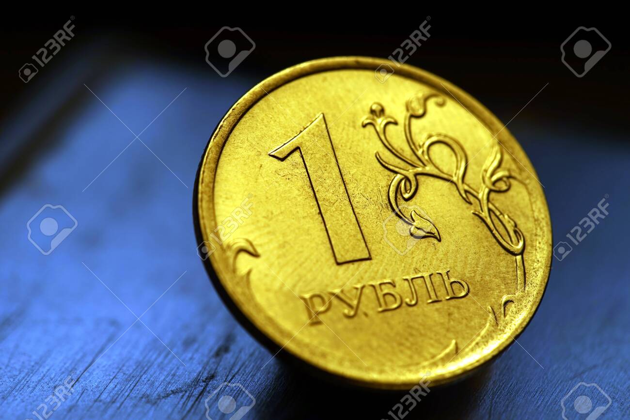コインのオブバース1ロシアルーブル、新ロシアコイン - ワンルーブル、コイン背景にロシアルーブル、ロシア通貨のシンボルとしてワンルーブル の光沢のある銀貨(ルーブル)の写真素材・画像素材 Image 110305825