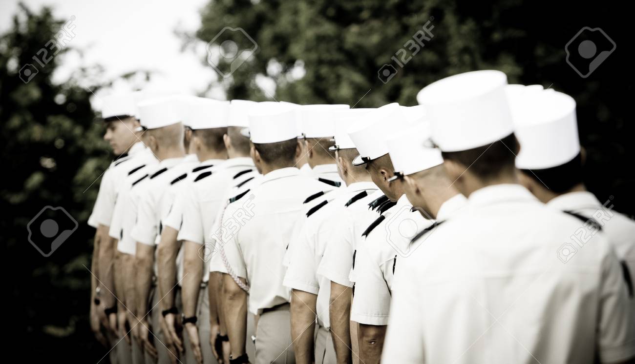 フランス パリ 儀式の制服に身を包んだフランス外人部隊の 7 月 14 日 11 Legionnaires シャンゼリゼ通りでのパレードの開始前に行のスタンドします の写真素材 画像素材 Image