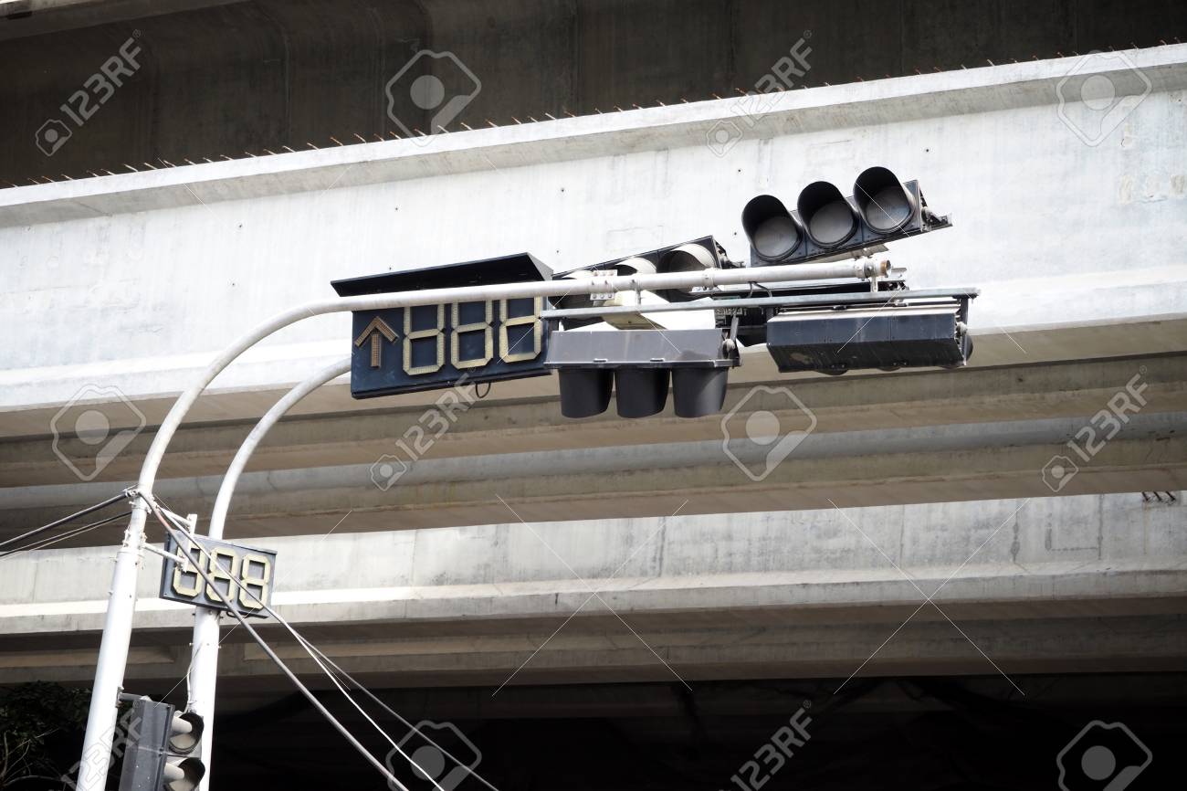 旧市街の壊れた信号機 の写真素材 画像素材 Image 71349114