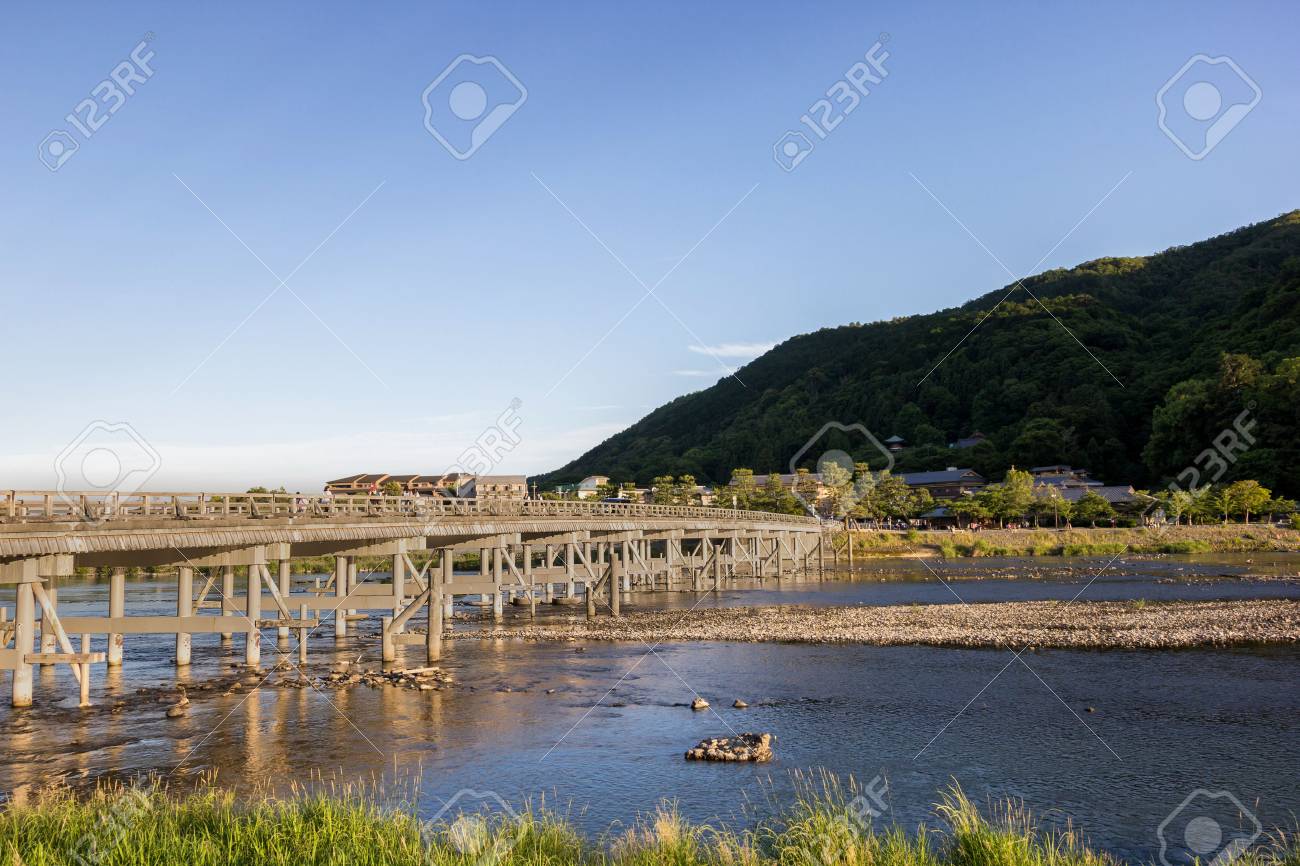 渡月橋や京都の嵐山で月大橋 の写真素材 画像素材 Image