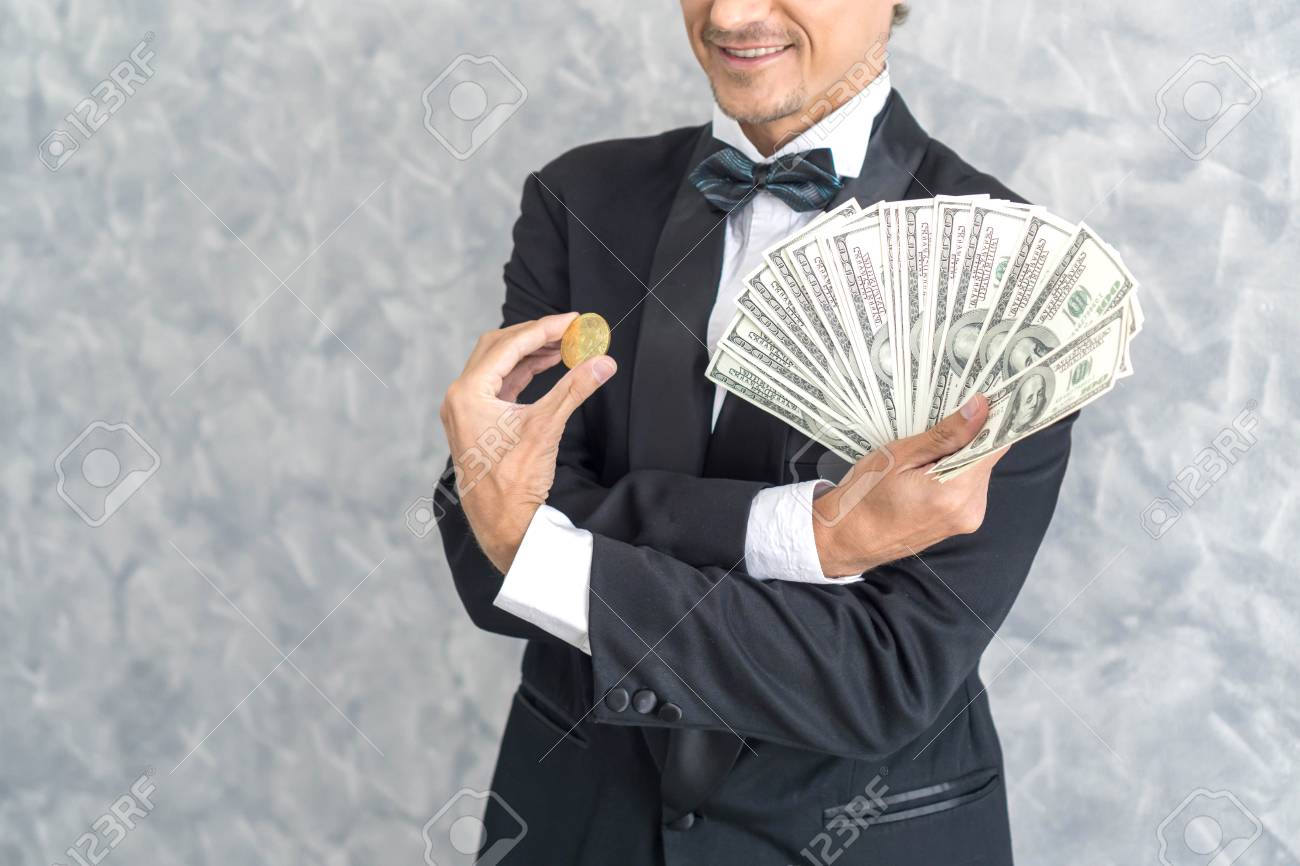 Comerciante De Hombre Rico De Negocios Sosteniendo Dinero Billetes De Un  Dólar Estadounidense Y Moneda De Oro Bitcoin En La Mano, Concepto Para El  Éxito Empresarial Fotos, retratos, imágenes y fotografía de
