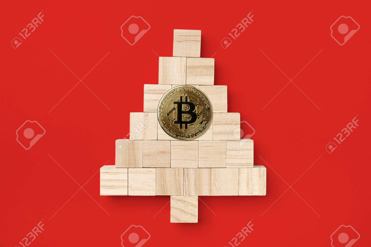 크리스마스 해피 뉴 이어 비트코인 암호화폐의 빨간색 배경 개념에 고립된 가운데 비트코인이 있는 크리스마스 트리에 쌓인 나무 큐브 블록  로열티 무료 사진, 그림, 이미지 그리고 스톡포토그래피. Image 179415431