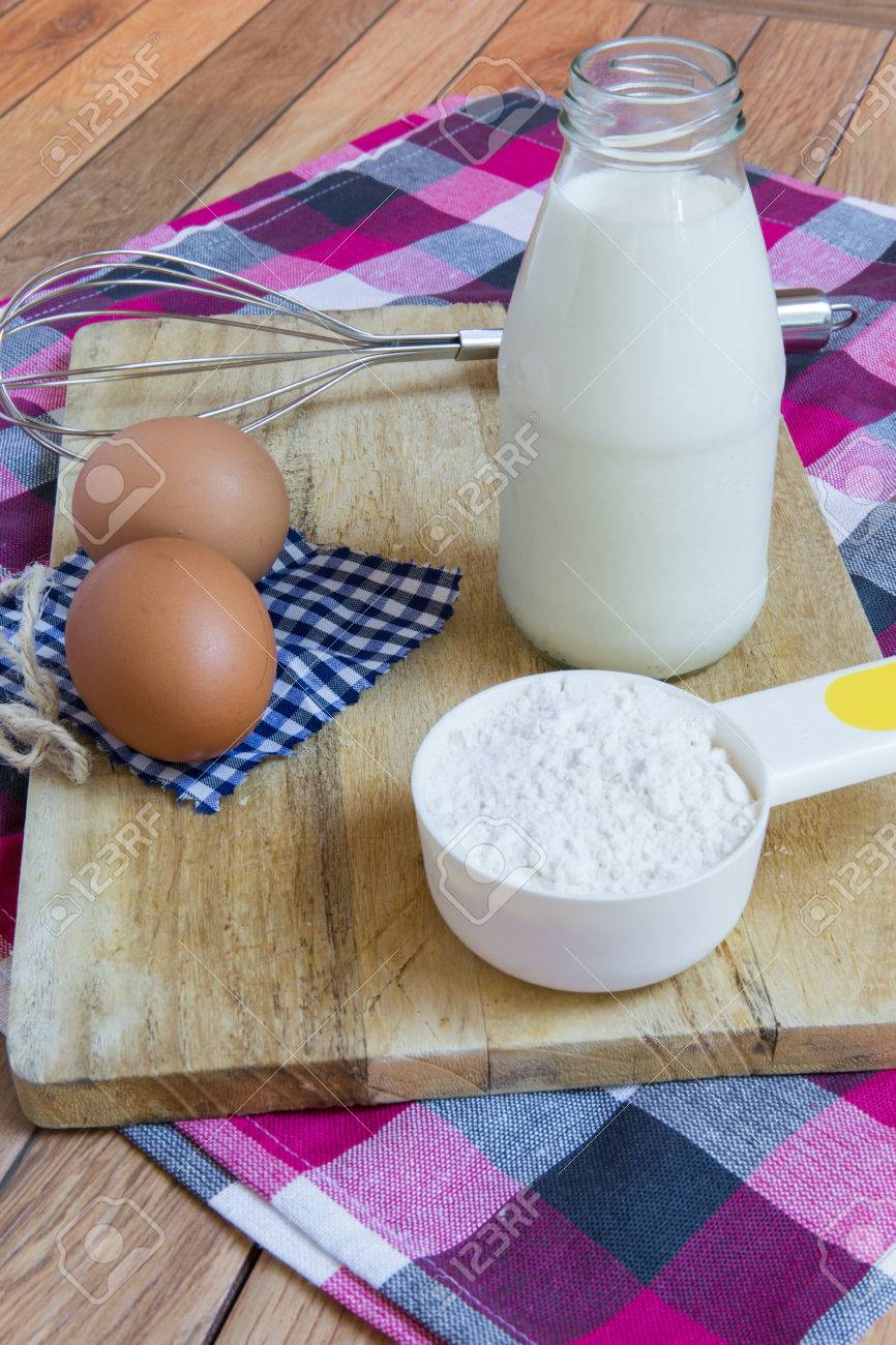 Oeuf Le Lait La Farine Sont Des Matieres Premieres De Base Pour