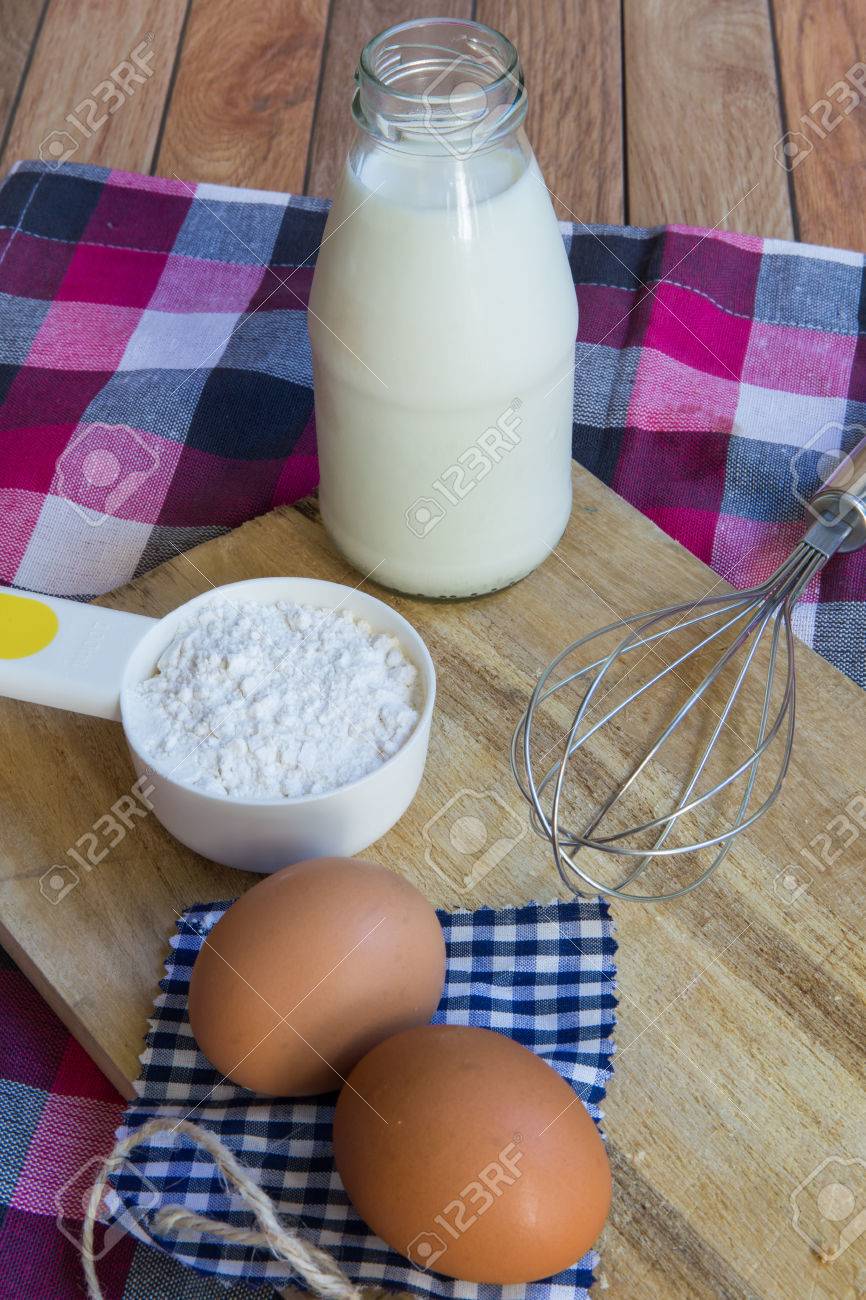 Oeuf Le Lait La Farine Sont Des Matieres Premieres De Base Pour